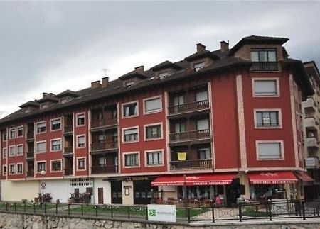 Pension Paseo Real Onís Exteriér fotografie