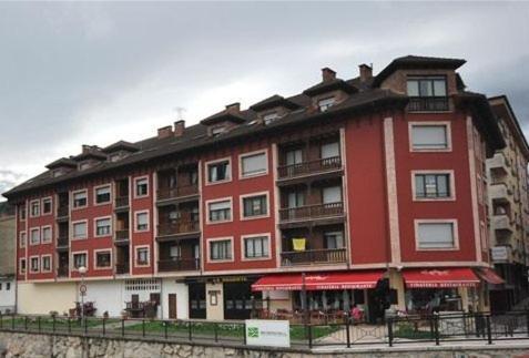 Pension Paseo Real Onís Exteriér fotografie